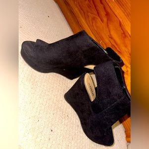 These are black wedges! Very comfortable and easy on feet.